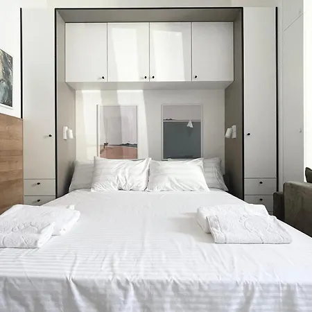 Seventeen Apartment *